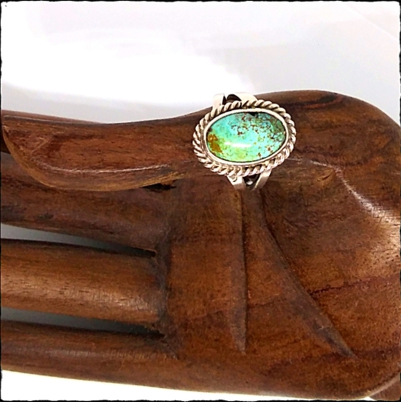 Vintage Navajo Turquoise & Sterling Silver Ring - Picture 5 of 12